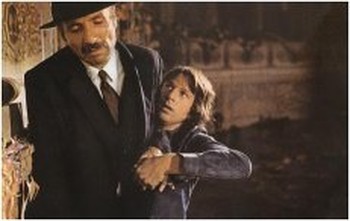 4 moscas sobre terciopelo gris