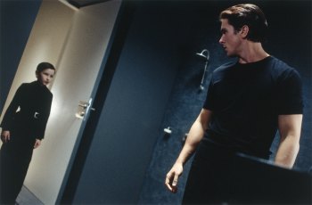 Genial producción futurista cuya dirección corre a cargo de Kurt Wimmer, guionista de películas como el fracaso en taquilla Esfera, o la mas popular El Secreto de Thomas Crown. Con un argumento que bien podria estar inspirado en la obra de Ray Bradbury, Fahrenheit 451 , y que también tuvo su correspondiente versión cinematográfica en 1966, nos narra cómo el mundo ha evolucionado desde una hipotética Tercera Guerra Mundial, llegando a la conclusión de que para que exista la paz, todos los sentimientos del ser humano deben ser anulados. 