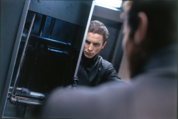 Genial producción futurista cuya dirección corre a cargo de Kurt Wimmer, guionista de películas como el fracaso en taquilla Esfera, o la mas popular El Secreto de Thomas Crown. Con un argumento que bien podria estar inspirado en la obra de Ray Bradbury, Fahrenheit 451 , y que también tuvo su correspondiente versión cinematográfica en 1966, nos narra cómo el mundo ha evolucionado desde una hipotética Tercera Guerra Mundial, llegando a la conclusión de que para que exista la paz, todos los sentimientos del ser humano deben ser anulados. 
