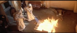 Genial producción futurista cuya dirección corre a cargo de Kurt Wimmer, guionista de películas como el fracaso en taquilla Esfera, o la mas popular El Secreto de Thomas Crown. Con un argumento que bien podria estar inspirado en la obra de Ray Bradbury, Fahrenheit 451 , y que también tuvo su correspondiente versión cinematográfica en 1966, nos narra cómo el mundo ha evolucionado desde una hipotética Tercera Guerra Mundial, llegando a la conclusión de que para que exista la paz, todos los sentimientos del ser humano deben ser anulados. 