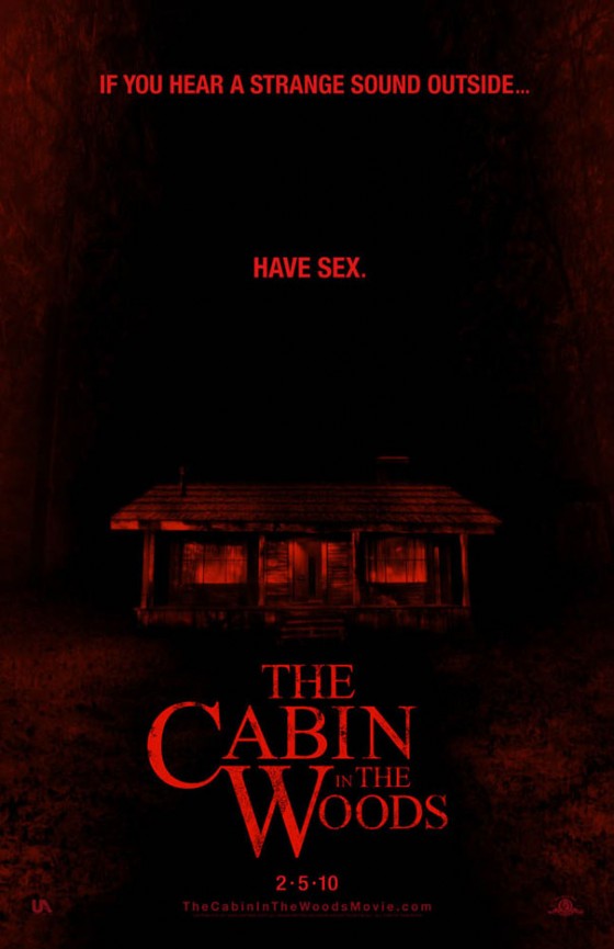 La cinta de terror que según dicen revolucionará el panorama actual, 'The cabin in the woods' escrita por Joss Whedon (Buffy, cazavampiros) y Drew Goddard (Montruoso), retrasa un año su estreno programado para el próximo 5 de Febrero de 2010. La razón no es otra que la de convertir todo el material rodado en un rentable formato 3D. Rentabilidad que Hollywood quiere aprovechar visto el éxito en taquilla de recientes estrenos.   La cinta dirigirá Drew Goddard situará a dos compañeros de trabajado que sufrirán una misteriosa conexión con un lugar en particular.  Su estreno se espera ahora para principios de 2011.