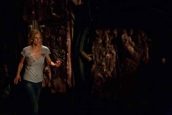 Hilary Swank acosada en el thriller «The Resident»