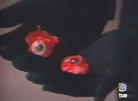 Los ojos azules de la muñeca rota